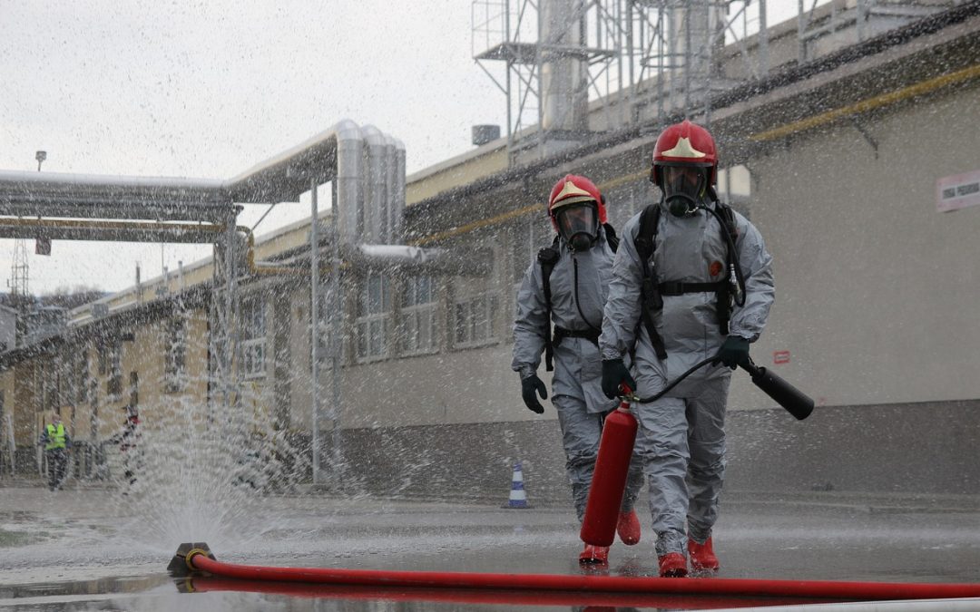 Dinas Damkar Majalengka Hapus Sarang Tawon di Area Industri